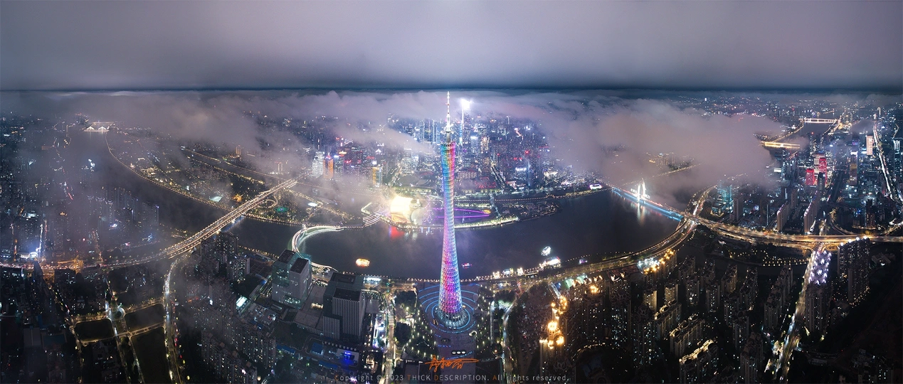 从摩天大楼的顶部夜间拍摄的照片 俯瞰下面的城市