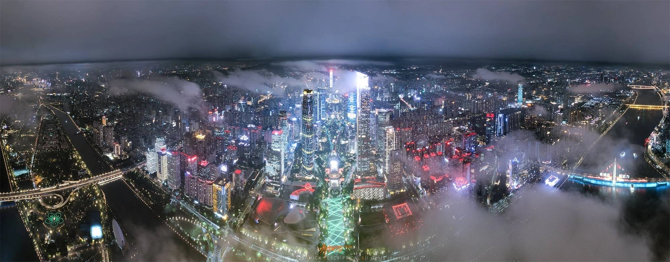 从摩天大楼的顶部夜间拍摄的照片 俯瞰云中的城市