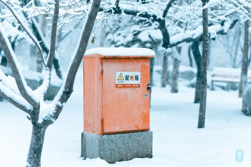 雪地公园的一个红色邮筒