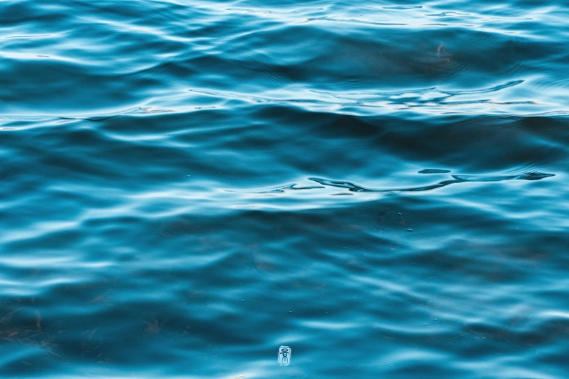 海洋中的蓝色水面