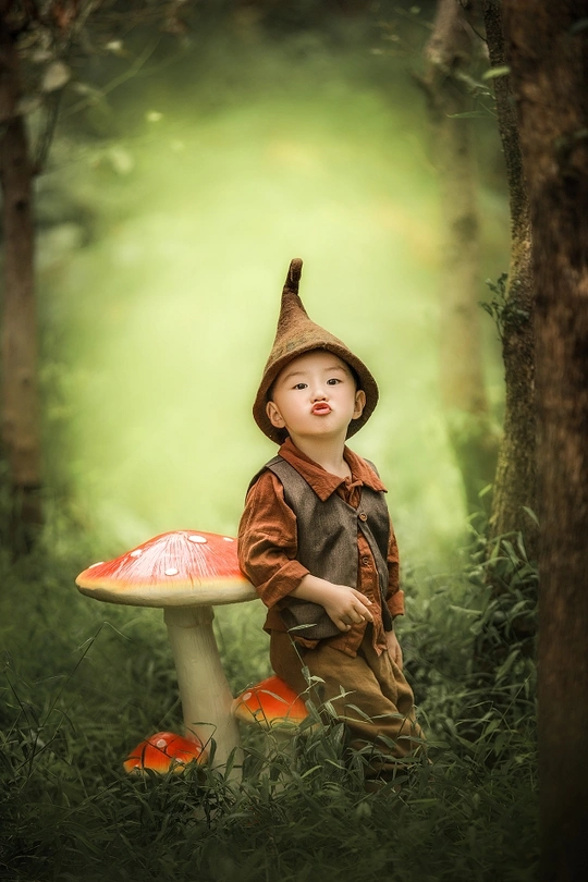 森林里一个年轻的儿童带着一个小蘑菇