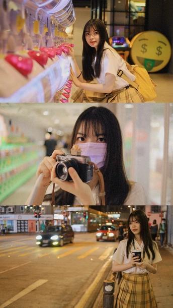 一位女士正在用相机拍街道