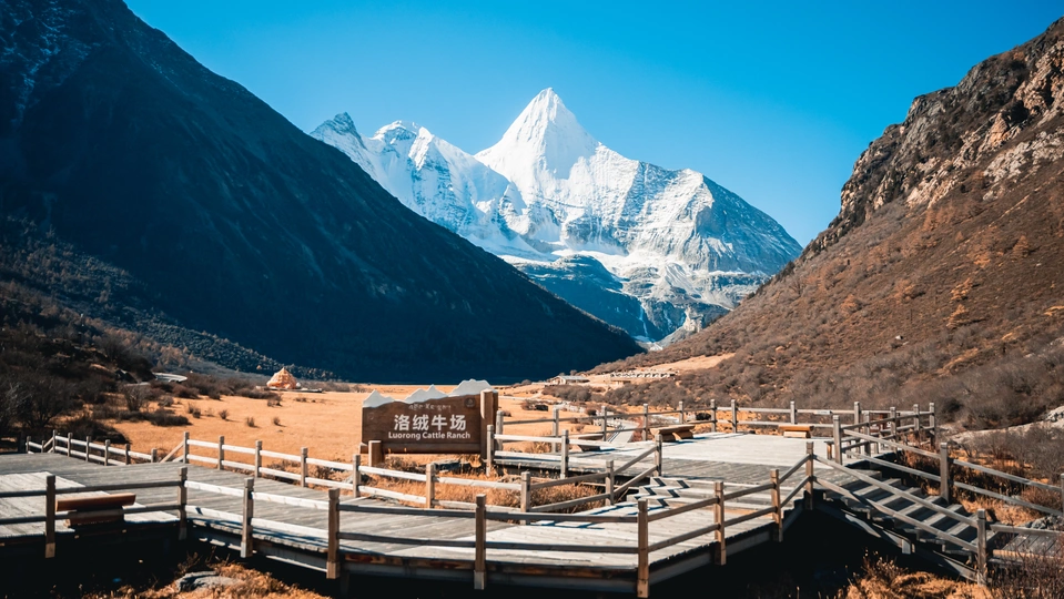 一个小桥 背景是雪山连绵