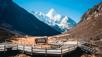 一个小桥 背景是雪山连绵