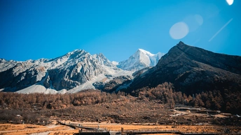 从火车上看到的雪山连绵起伏的景象