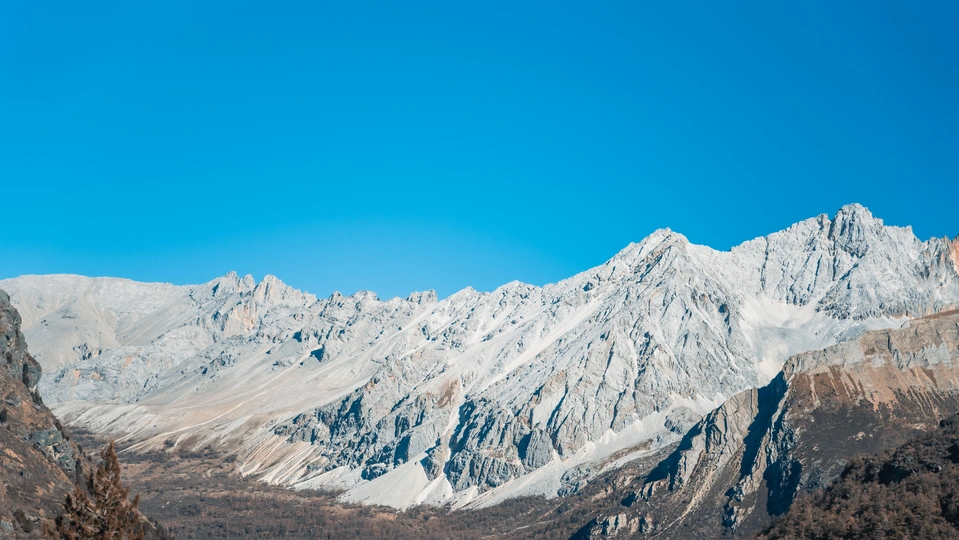 远处的山脉景色