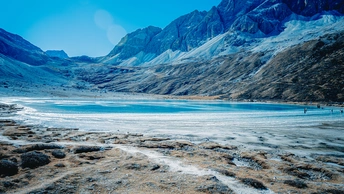 山谷中的一个湖泊