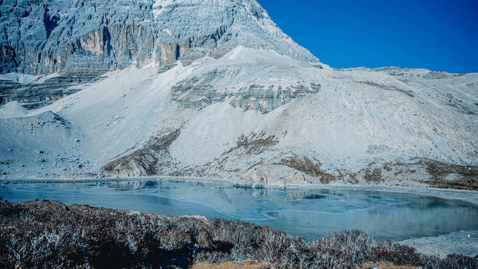 雪山上有一片蓝色的水域