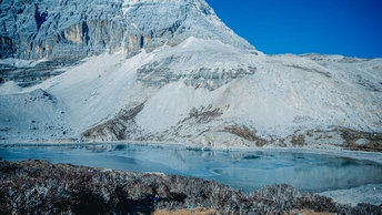 雪山上有一片蓝色的水域