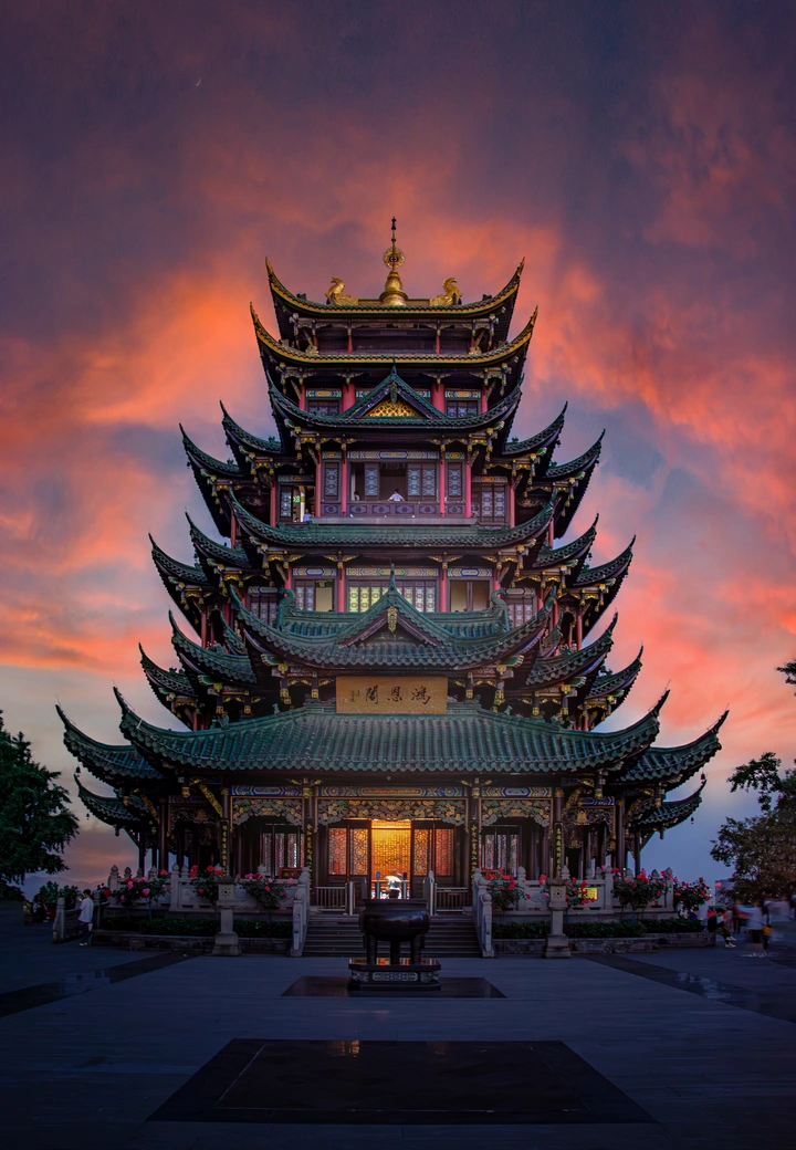 晚霞下的鸿恩阁