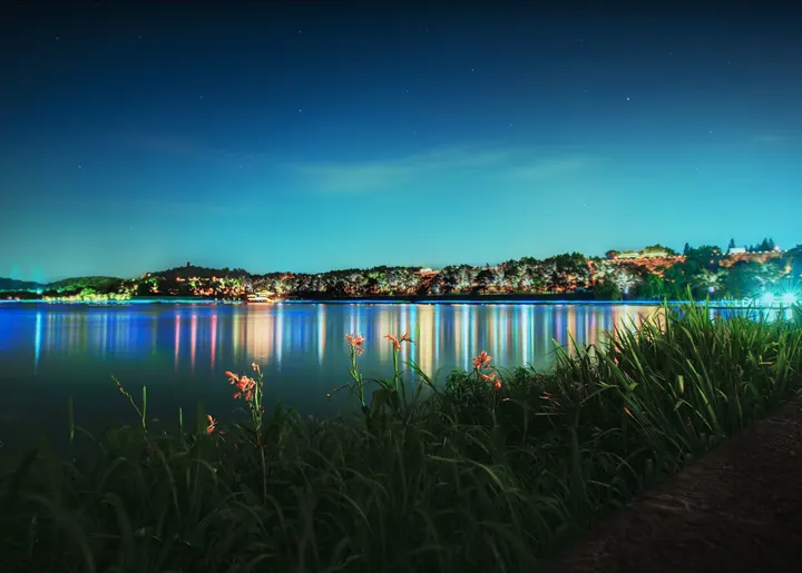 湖畔夜色