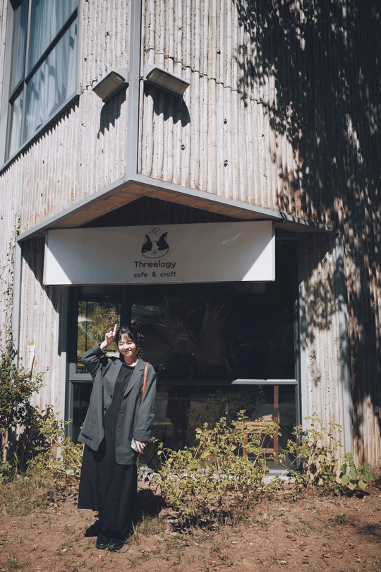 一位穿西装的男子站在一栋建筑前