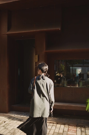 一个人和一个女人正在走下人行道 靠近一栋建筑。