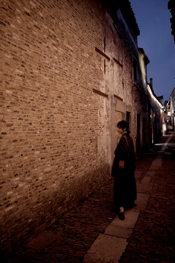 一位老妇人在夜晚走小巷