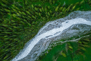水流草地上的一幅瀑布画