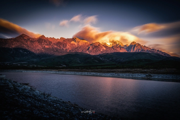 玉龙雪山日照金山