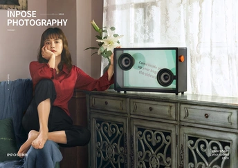 一位女性坐在沙发前 面对电视和收音机。