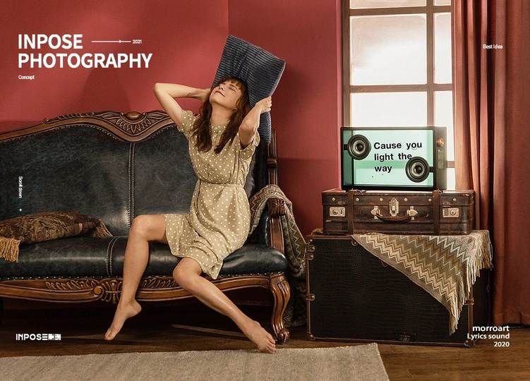 一位年轻女子穿着裙子 交叉着腿坐在沙发上 房间内。