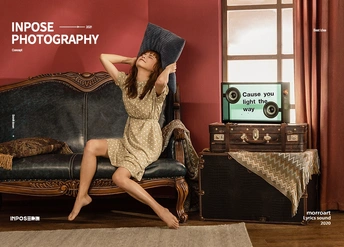 一位年轻女子穿着裙子 交叉着腿坐在沙发上 房间内。