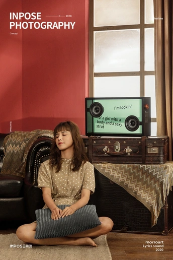 一个年轻女子坐在客厅地板上 前面有一台电视和一张沙发。