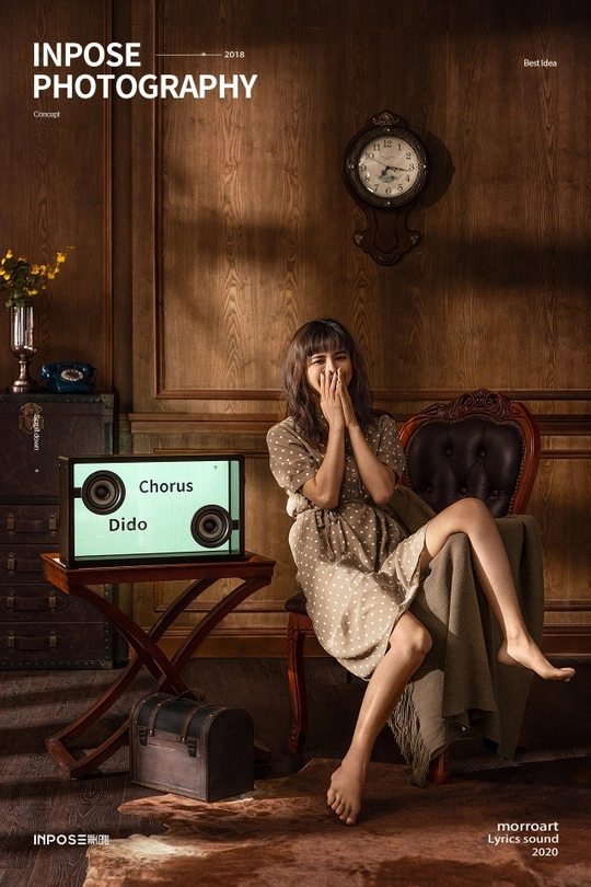 一个女孩坐在一个有时钟和收音机的房间里