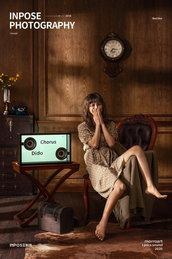 一个女孩坐在一个有时钟和收音机的房间里