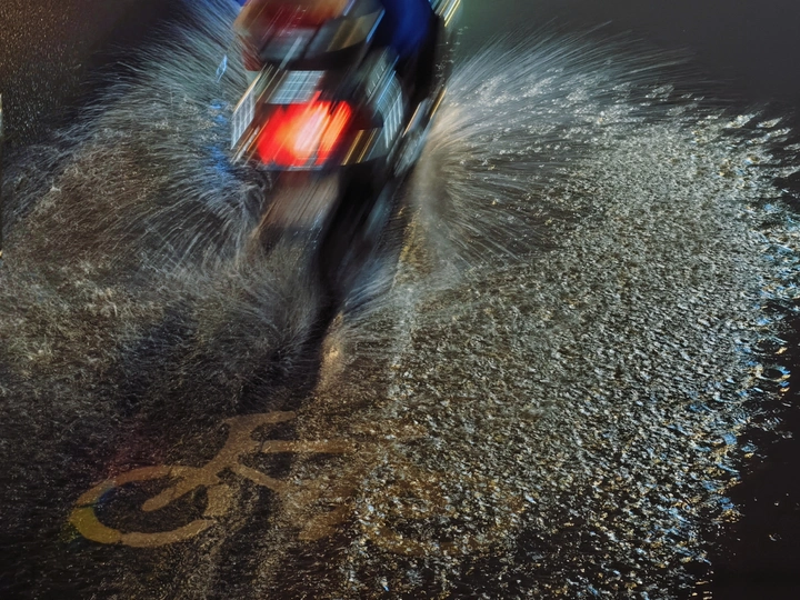 雨夜骑行：水花与自由的交响