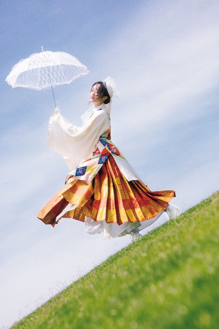 灵感来自莫奈《阳伞下的女人》