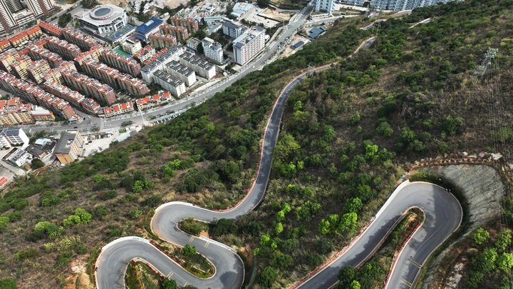 通往小镇的路
