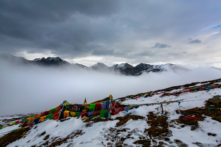 雪后的折多山垭口