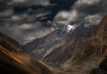 一条蜿蜒穿过山谷 背景是山脉。