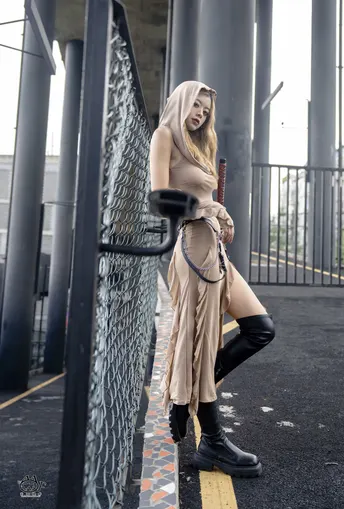 一位女性在靠近围栏的桥上摆姿势