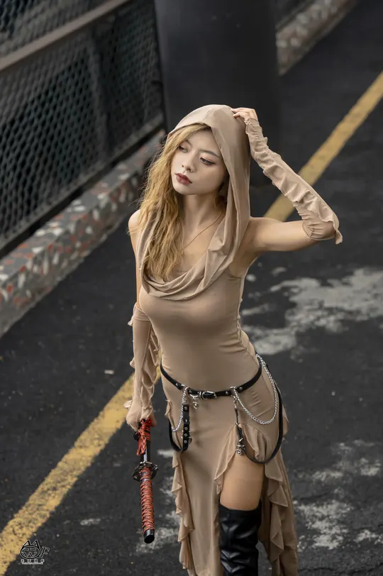 一位穿着costume（服装）的女人打着伞走在街上