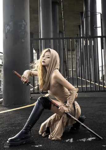 持枪带剑的女性