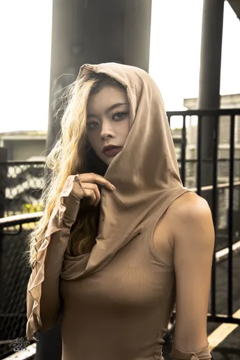 一位穿着穆斯林服装的年轻女子站在桥上