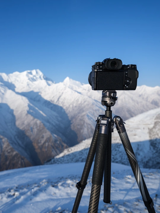 雪山上的一座摄像机在三角架上