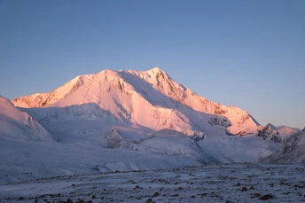 雪覆盖的山脉被阳光照亮