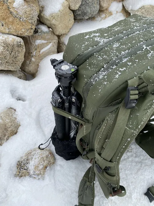 一个背包和相机在雪中