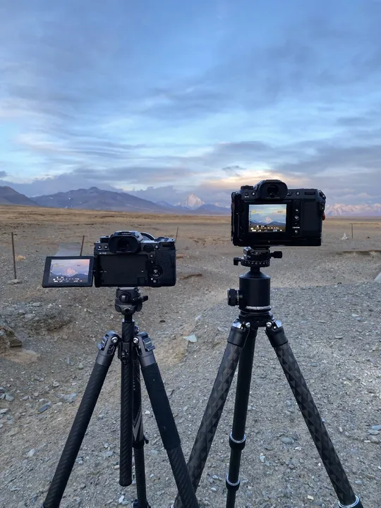 在沙漠中 一个在三角架上的相机