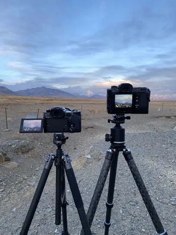 在沙漠中 一个在三角架上的相机