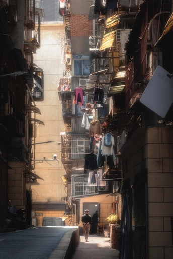 城市中的狭窄小巷 人们沿着街道走