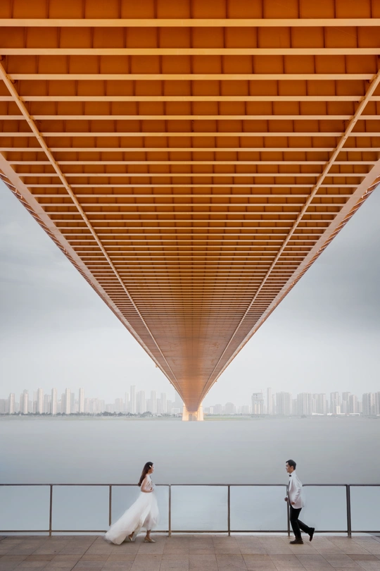 新婚夫妇走过一座桥