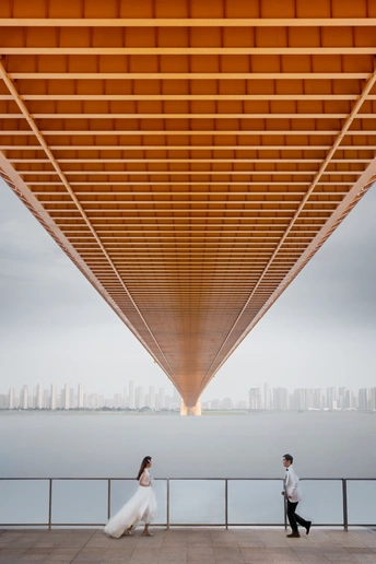 新婚夫妇走过一座桥