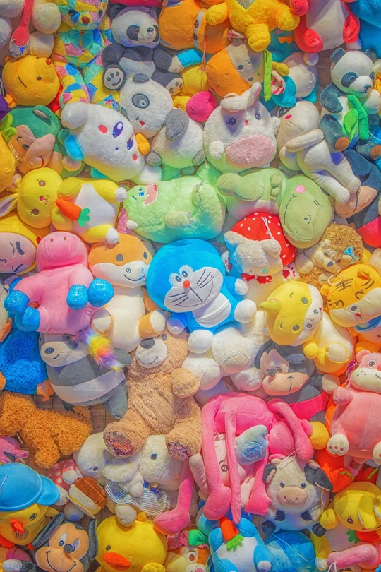 一面多彩的毛绒玩具和玩具墙