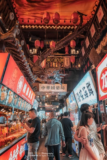 人们在一家中国餐厅里四处走动