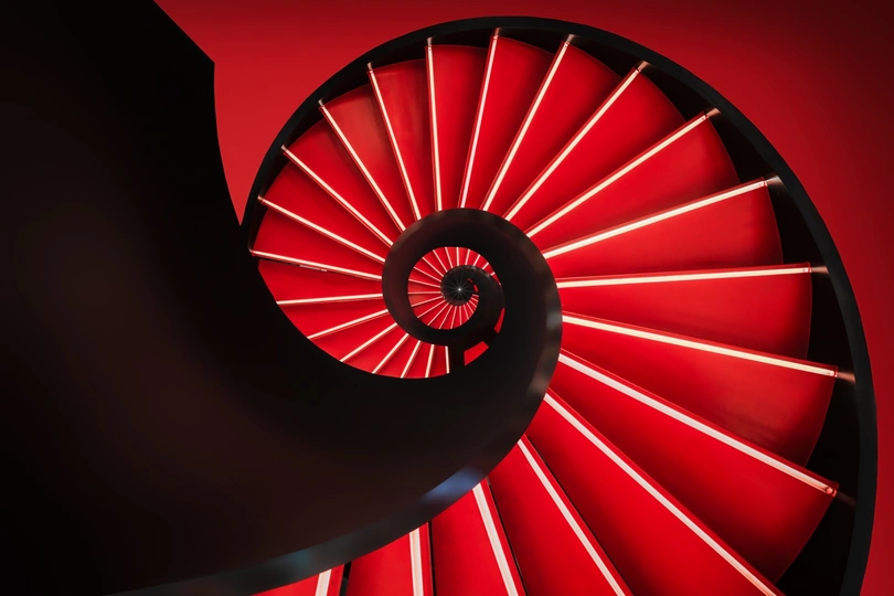 螺旋楼梯 楼梯上有红色灯光