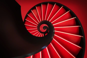 螺旋楼梯 楼梯上有红色灯光