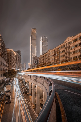 夜晚的城市街道 汽车和摩天大楼