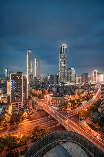 夜晚的城市 摩天大楼和其他高楼