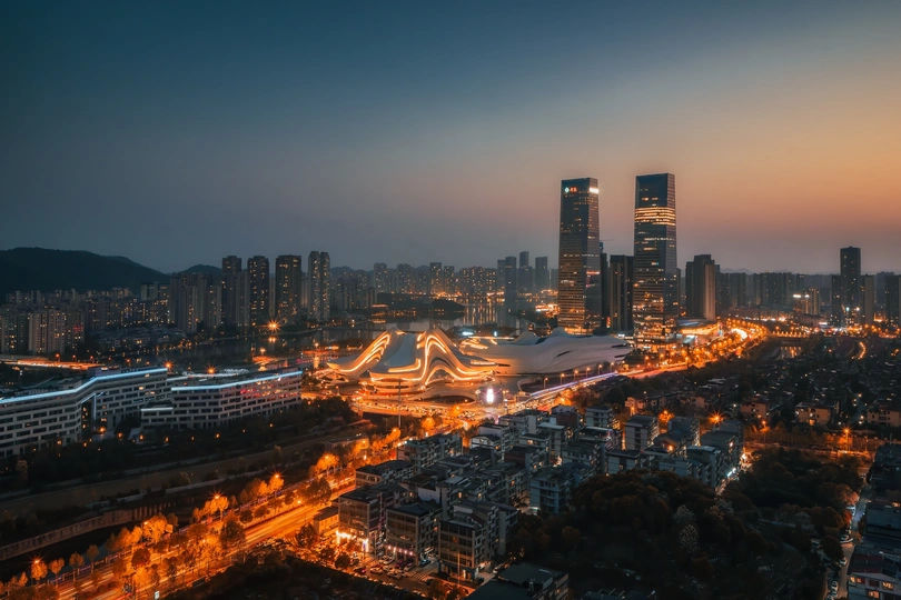 城市夜晚的日落时分被照亮的照片